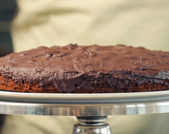 Elkészült házi cannabis space cake olvasztott étcsokoládéval a tetején, klasszikus edible desszertként tálalva