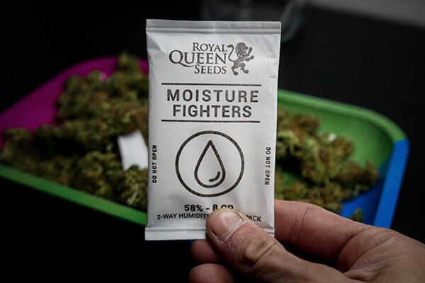 Páratartalom szabályozó készletek